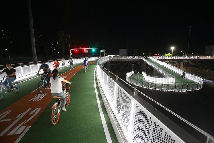 九游娱乐网站-关于城市夜光骑行节，灯火辉煌中的极致速度的信息